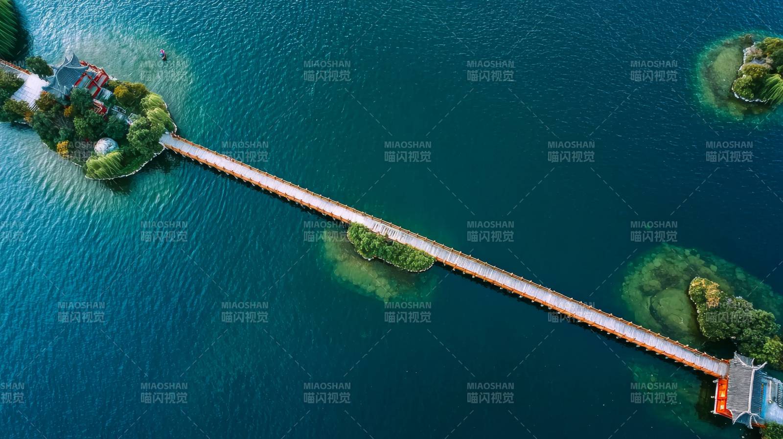 湖上长桥连岛景图片