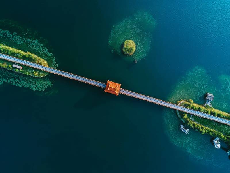 湖上长桥航拍图片