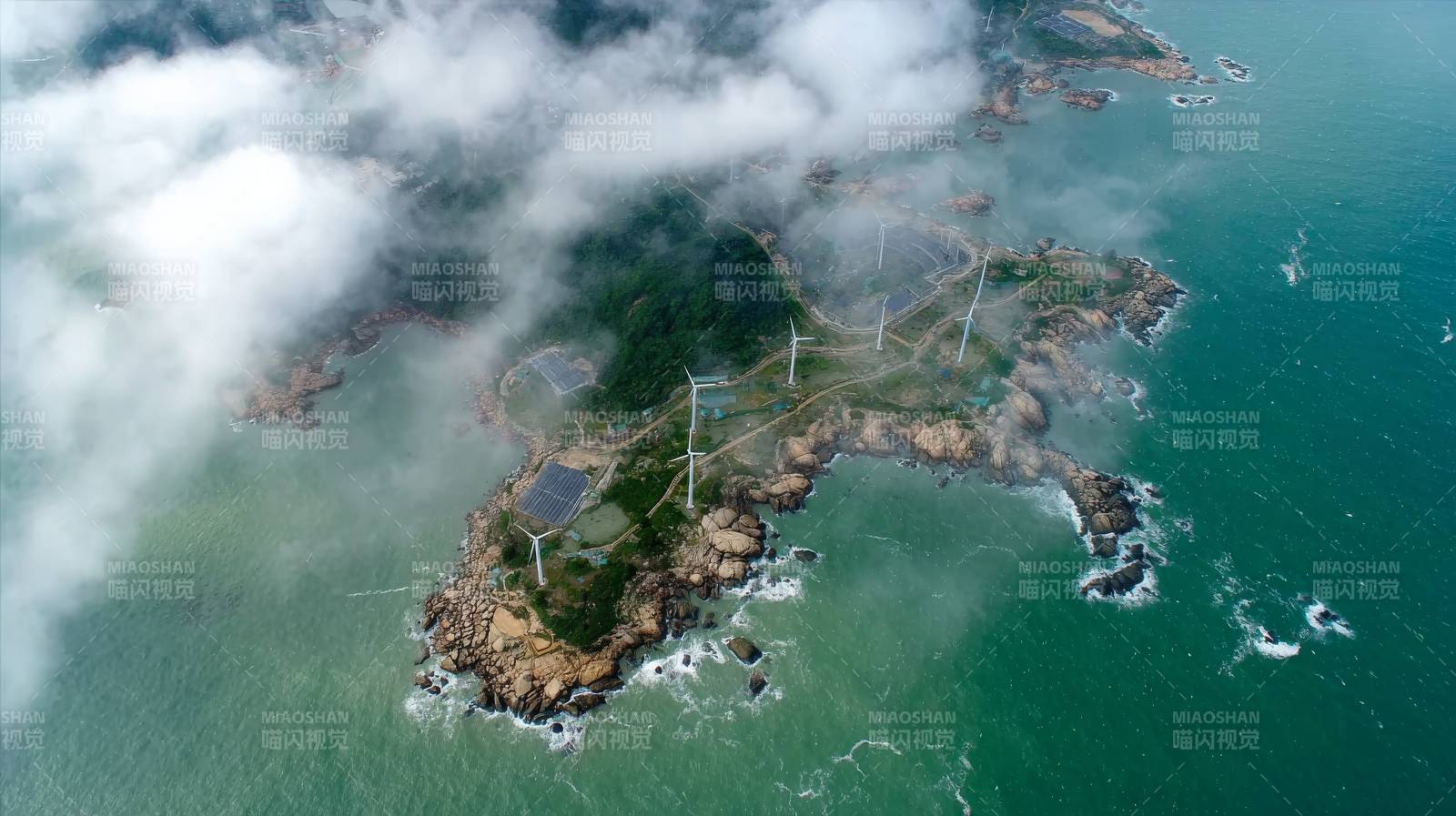 海岛风车云雾缭绕图片