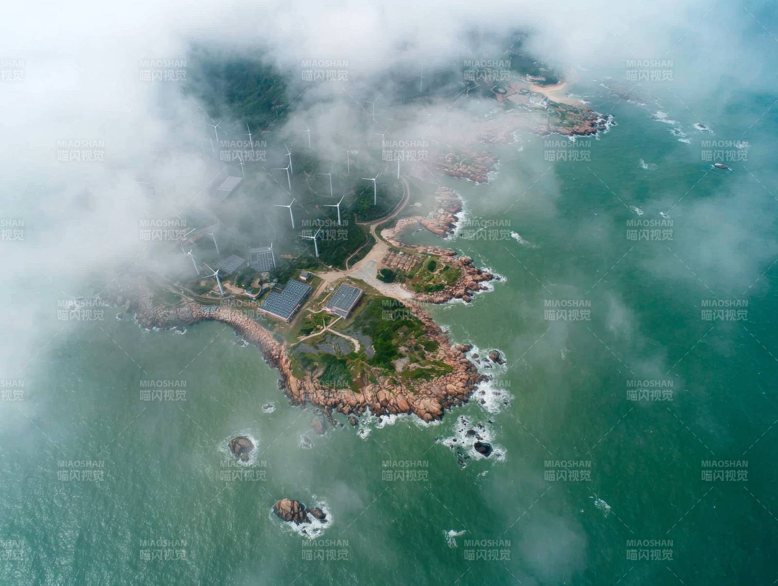 云雾缭绕的海岛风光图片