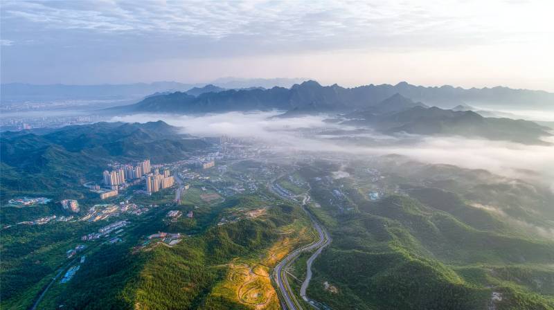 云雾缭绕山城美景图片