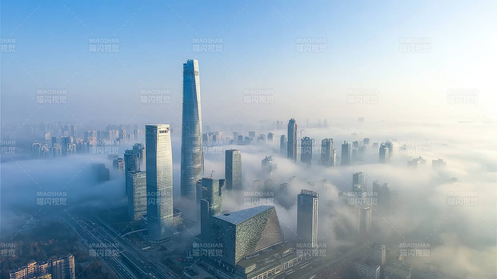 云雾中的城市天际线图片