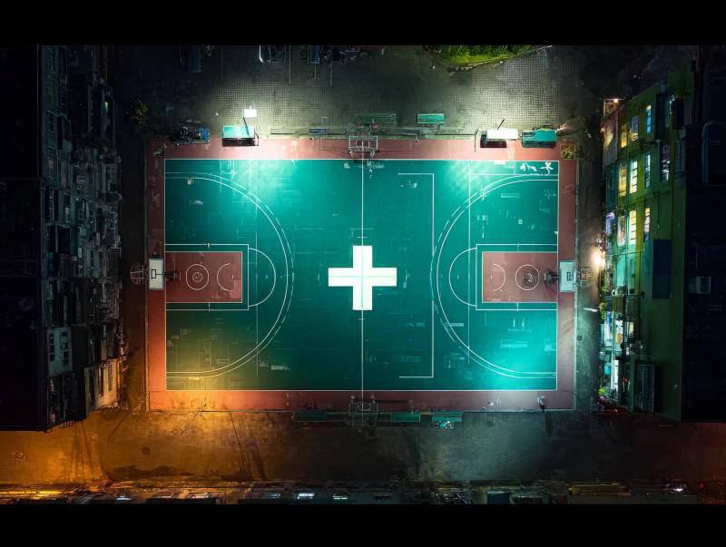 夜幕下的篮球场图片