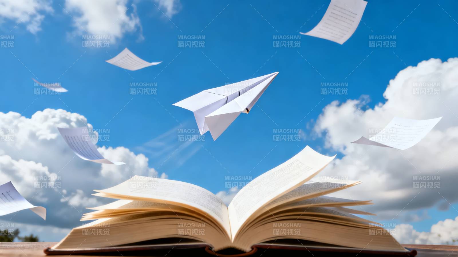 书页飞向蓝天图片