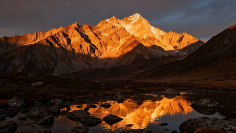 雪山倒影映晨光图片