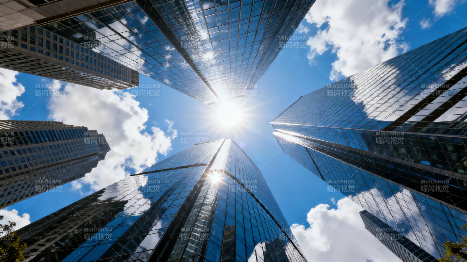 摩天大楼仰望天空图片