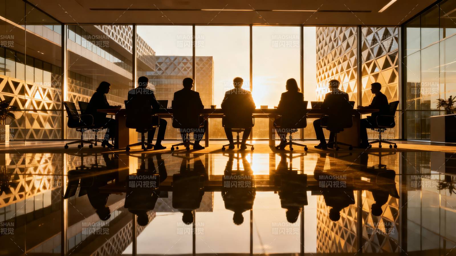 夕阳下的会议剪影图片