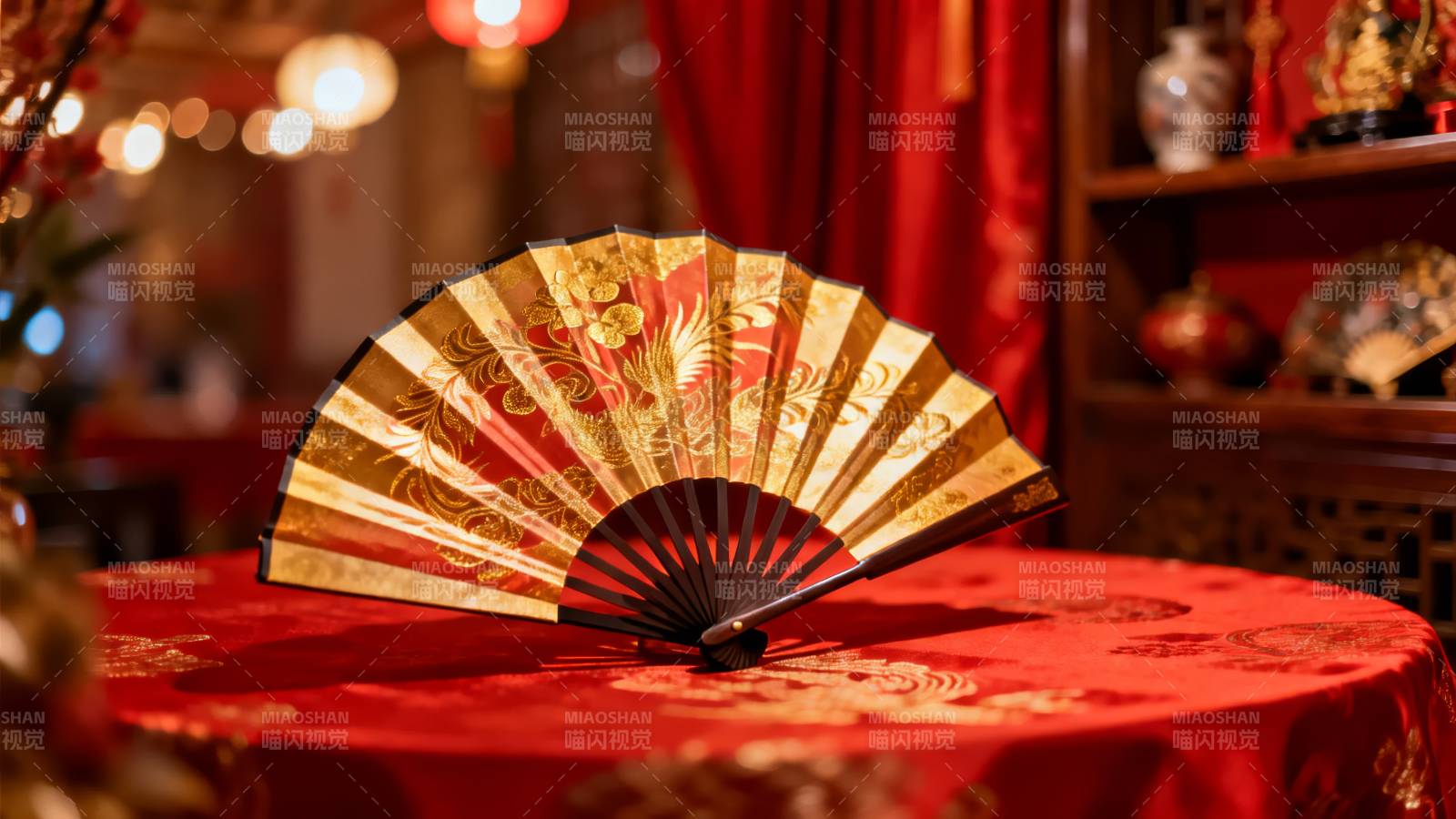 红桌金扇迎新春图片