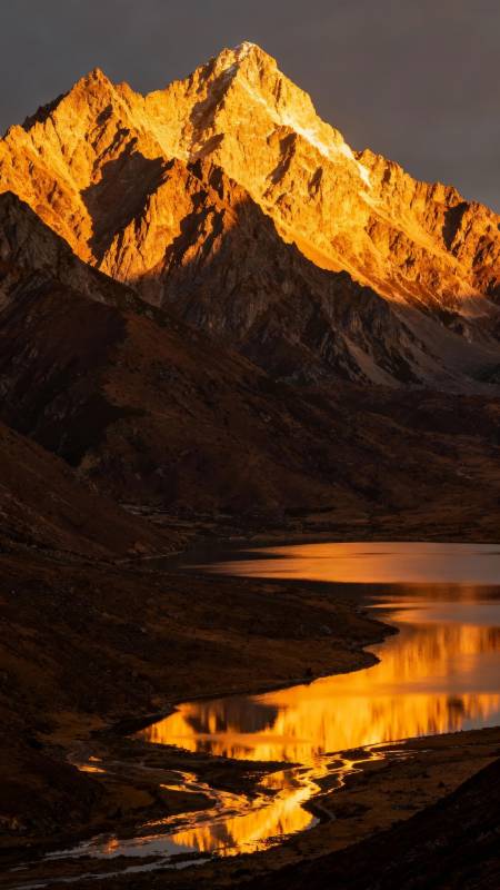 金色山湖映晚霞图片