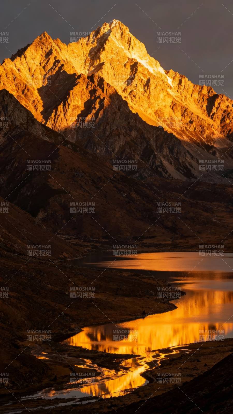 金色山湖映晚霞图片