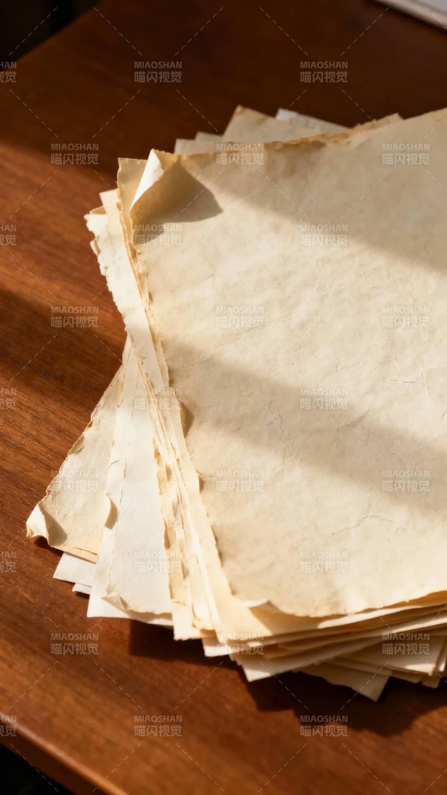 泛黄纸堆静置木桌图片