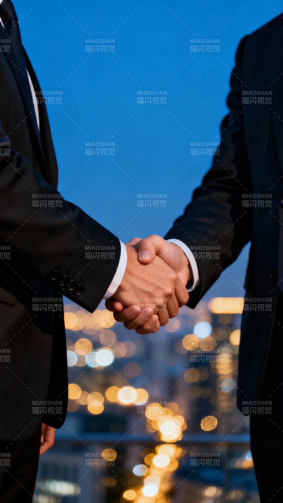 商务握手 城市夜景图片
