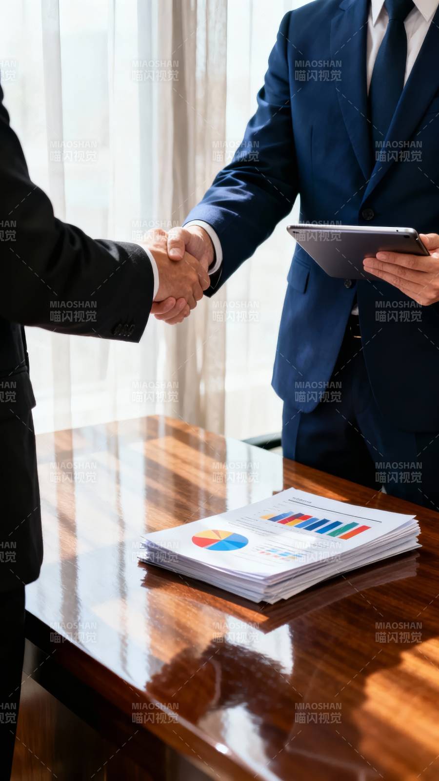 商务握手合作签约图片