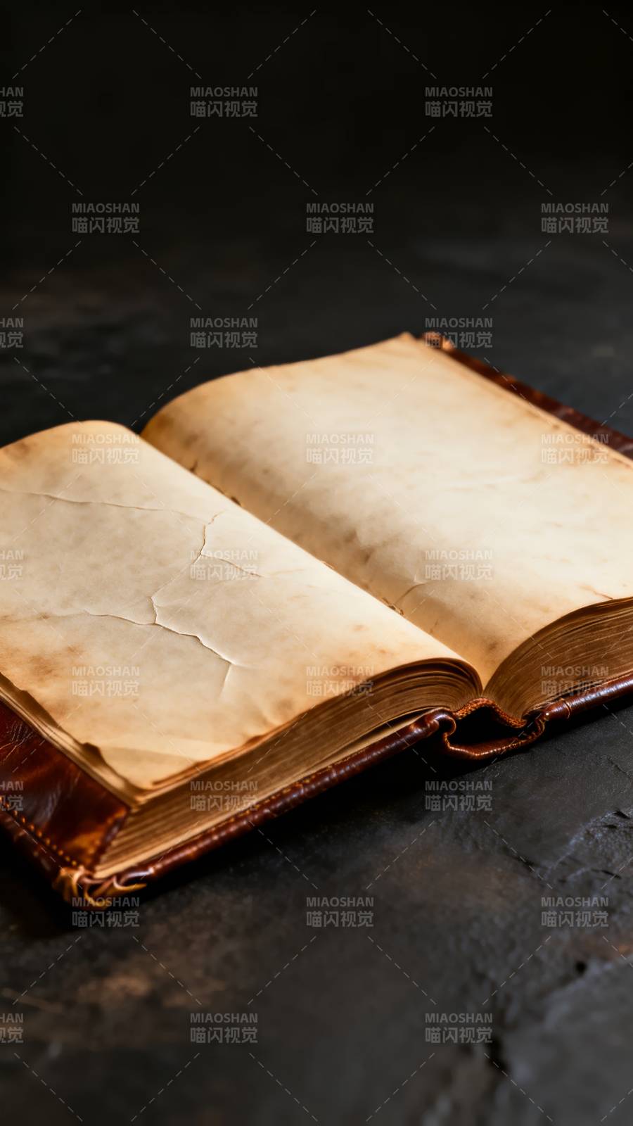 古籍静置暗影中图片