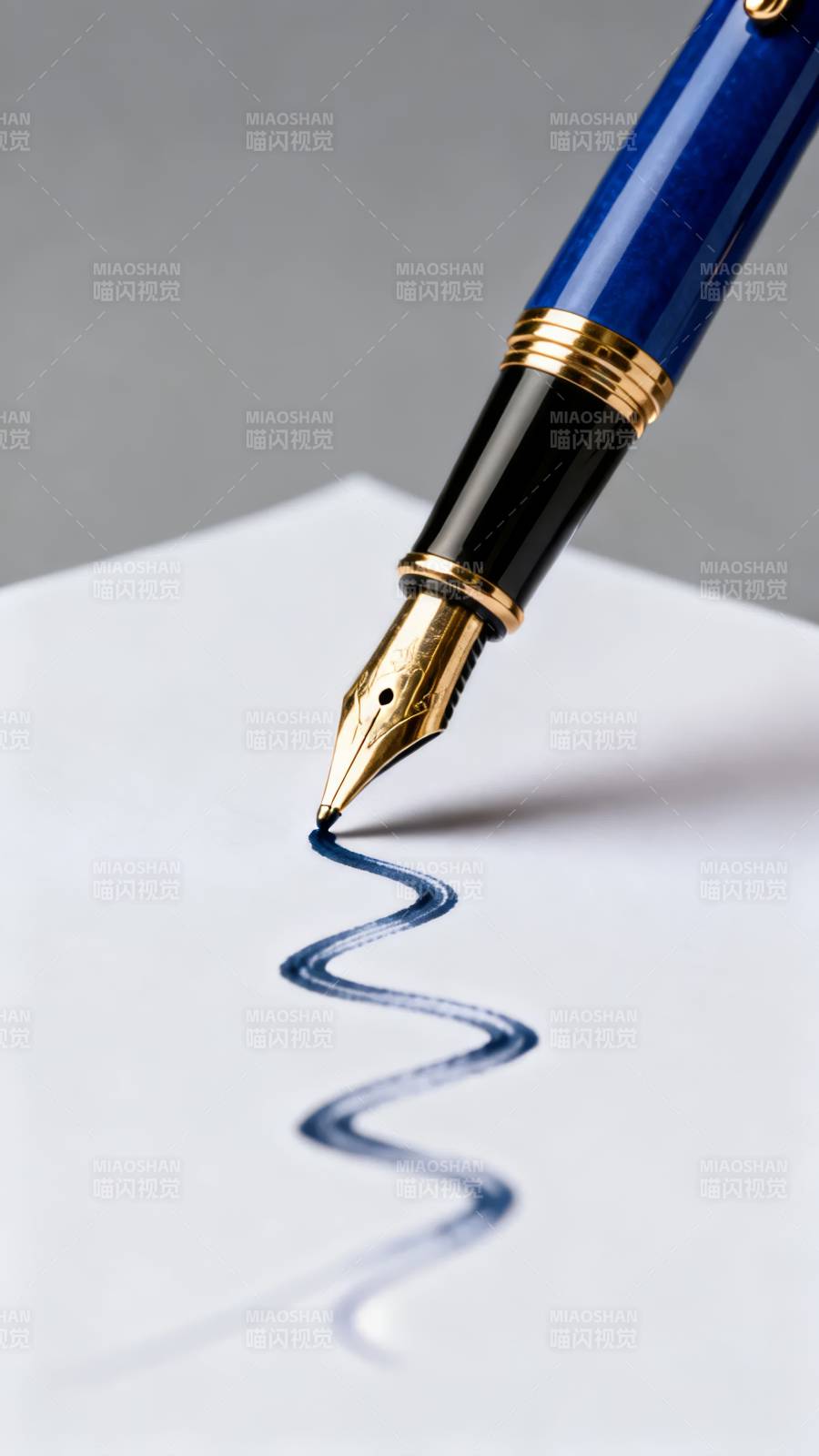 蓝墨蜿蜒 笔尖流韵图片