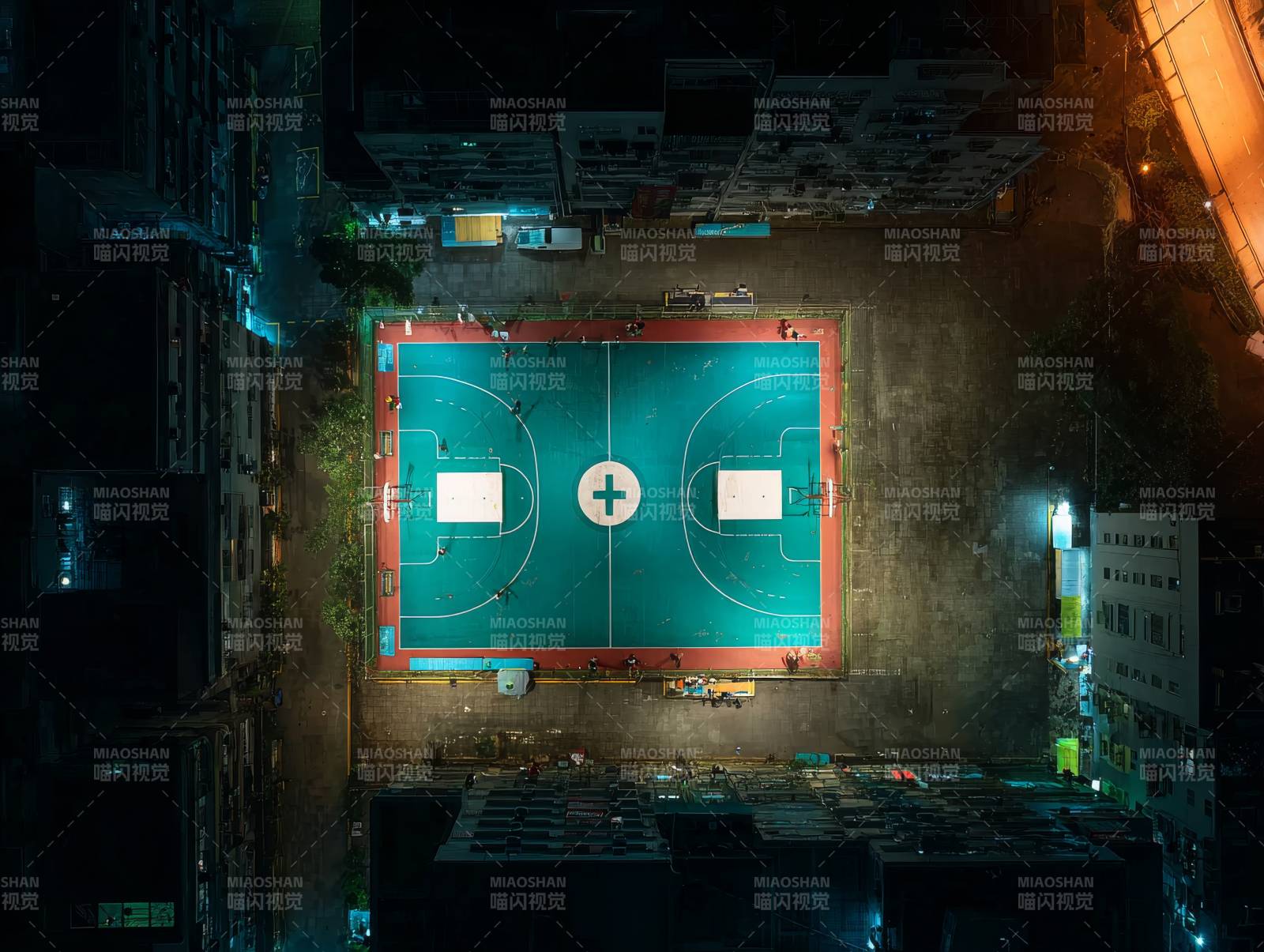 夜幕下的篮球场图片