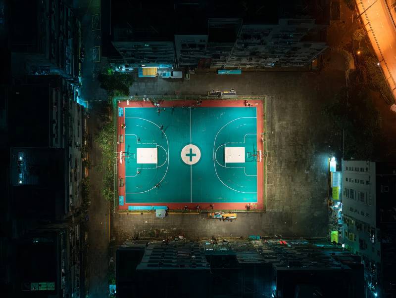 夜幕下的篮球场图片