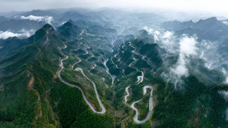 山间蜿蜒公路图片