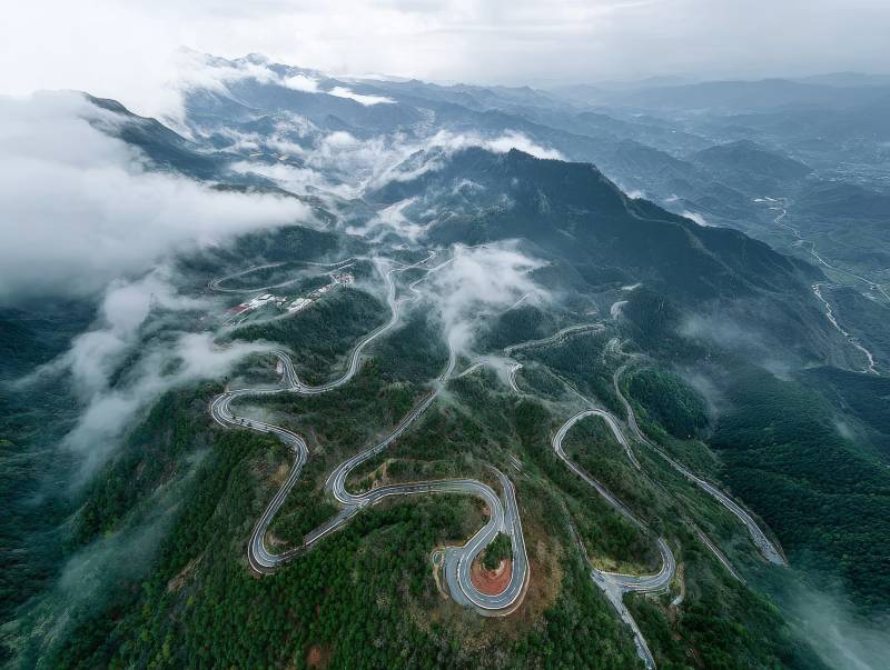 云雾缭绕山间路图片