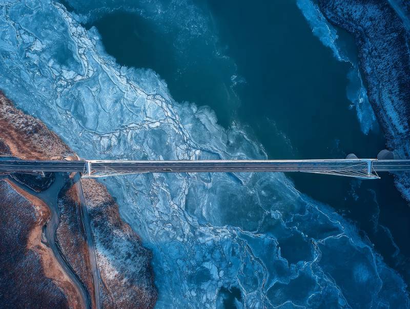 冰河上的桥梁图片