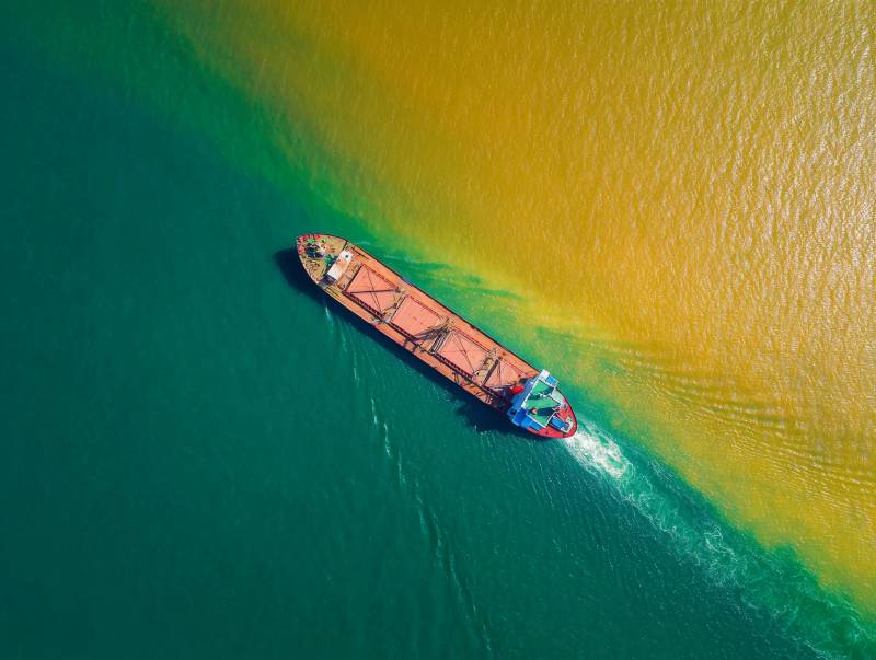 航船破浪前行图片