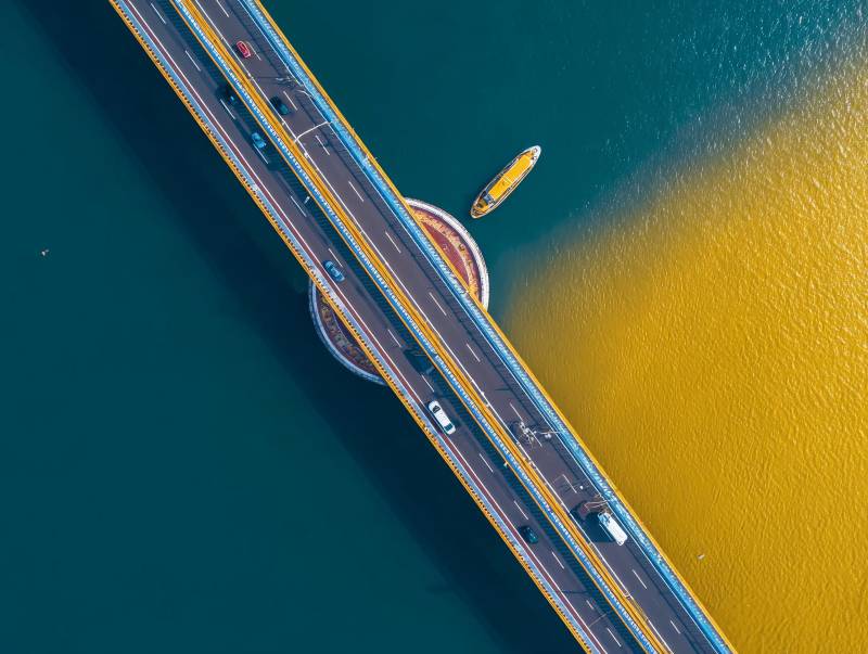 桥上车流与碧水黄沙图片