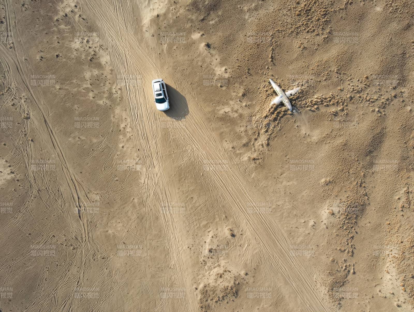 沙漠中的车与飞机图片