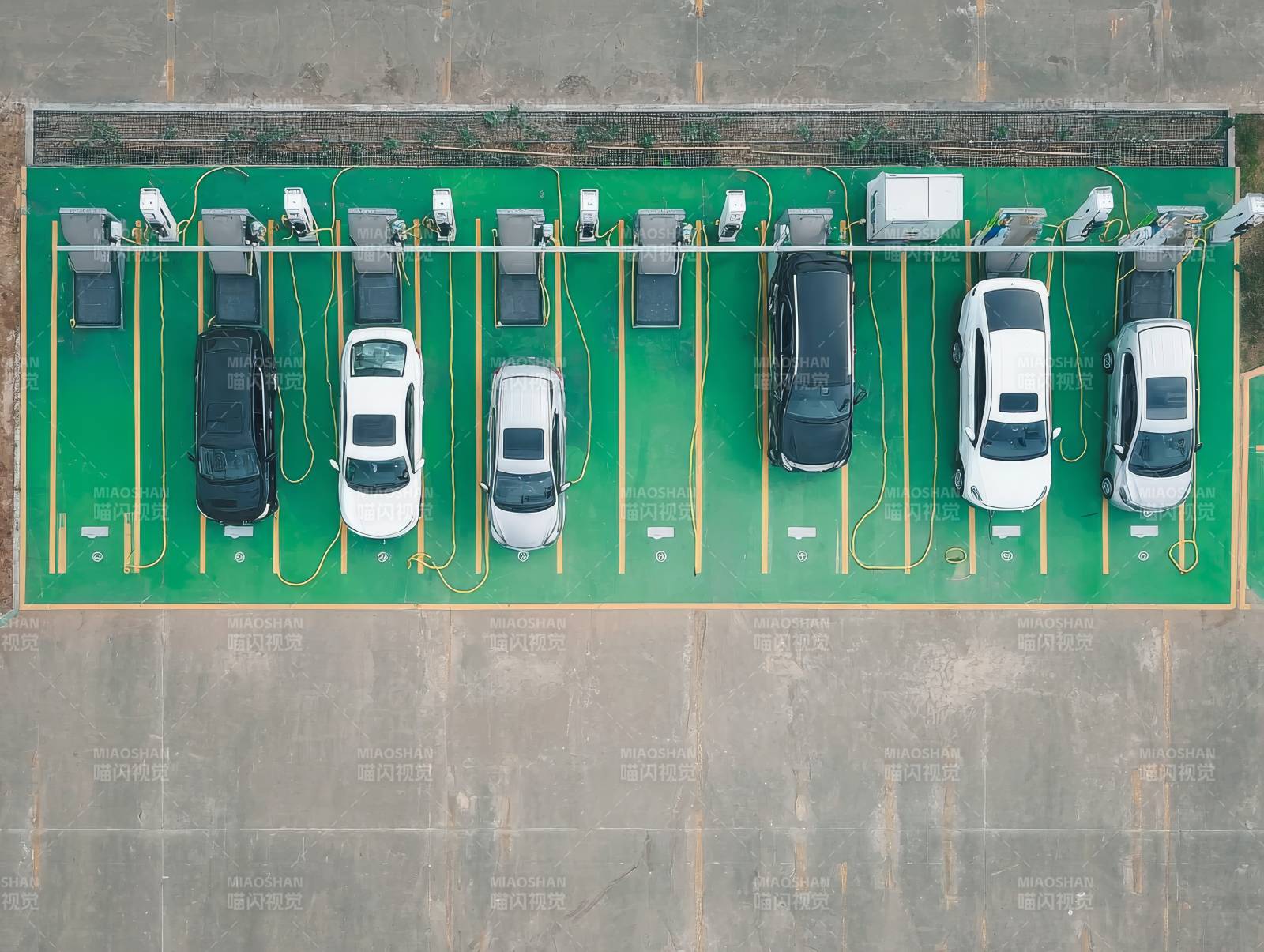 电动汽车充电站图片
