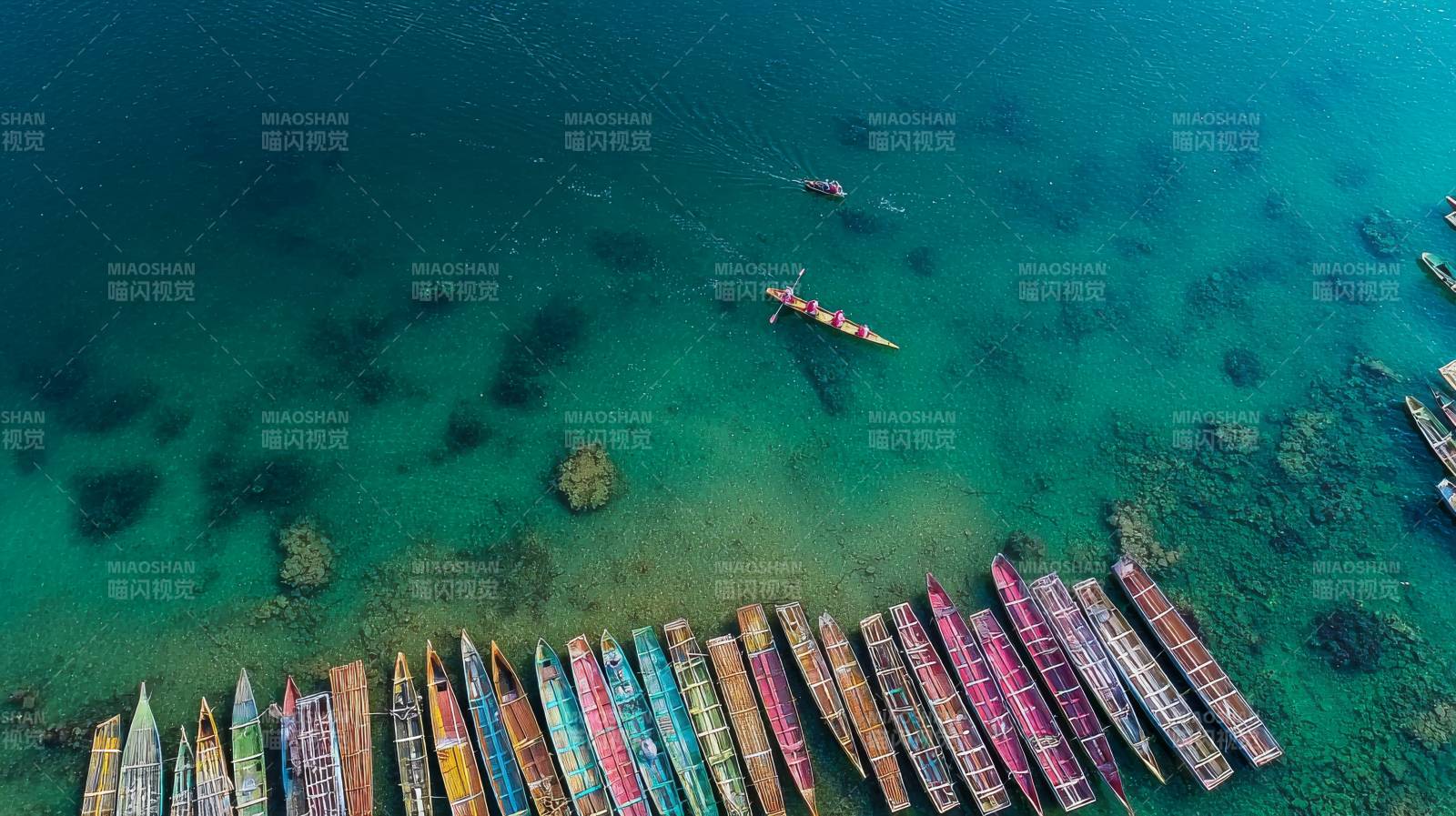 彩船静泊碧海中图片