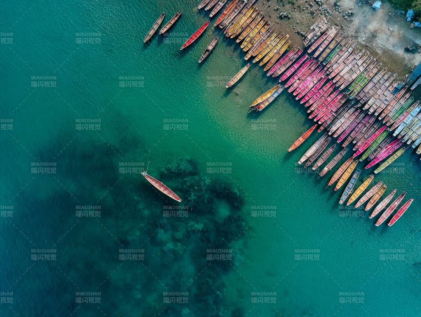 彩舟泊碧水图片