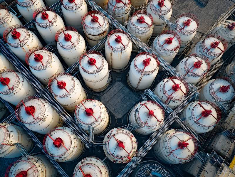 整齐排列的储罐群图片