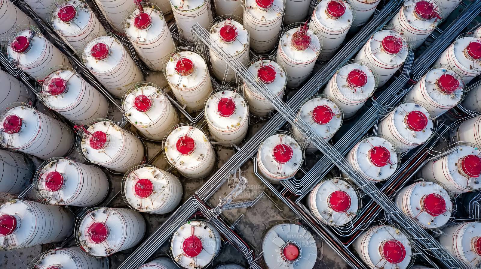 整齐排列的储罐群图片