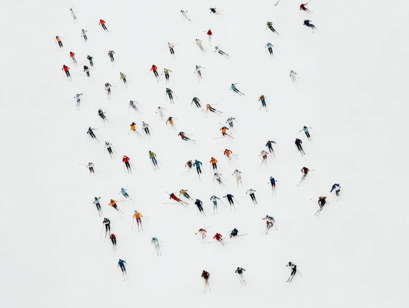 雪上滑雪人群图片