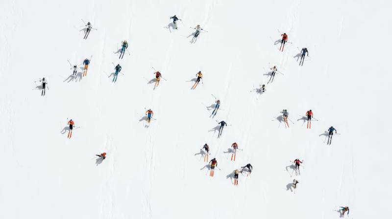 雪上滑雪人影图片