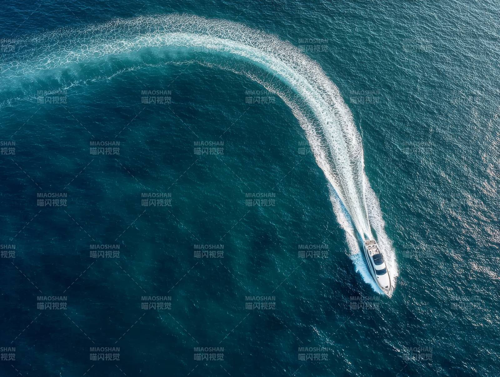 快艇划破碧海图片