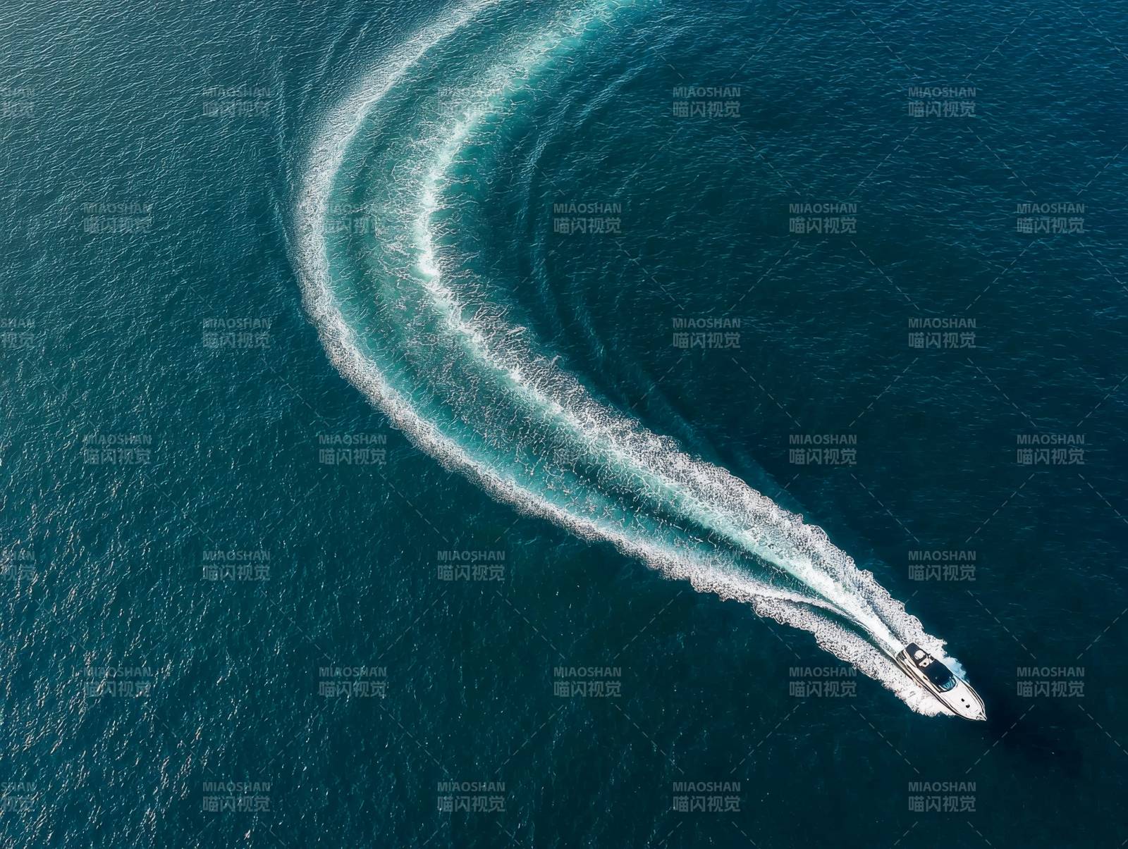 疾驰的游艇划破海面图片