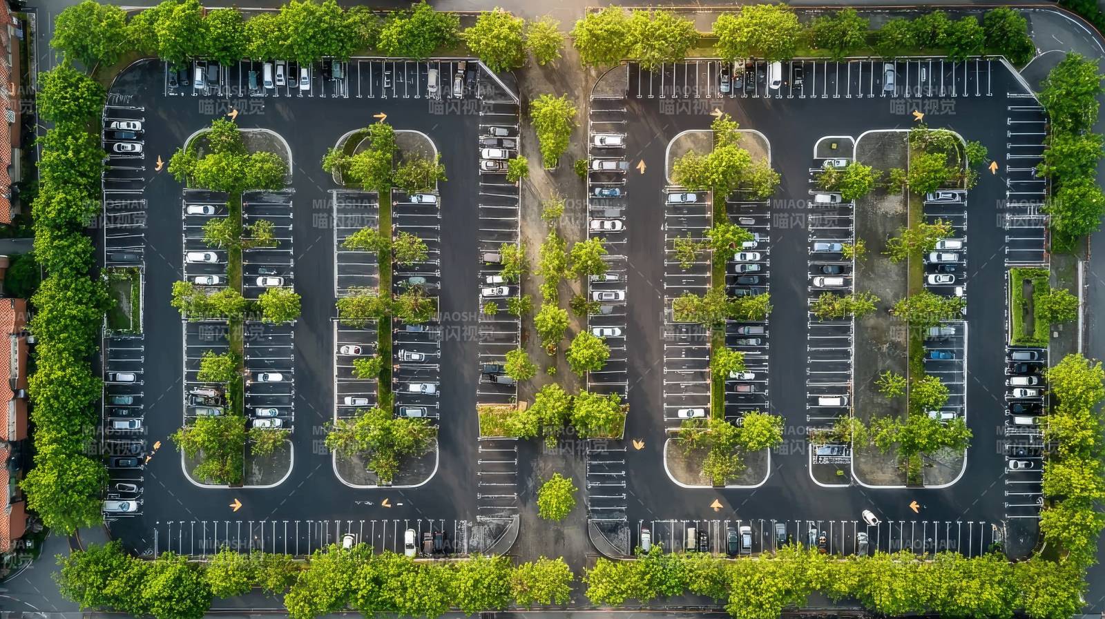 俯瞰停车场绿树成荫图片