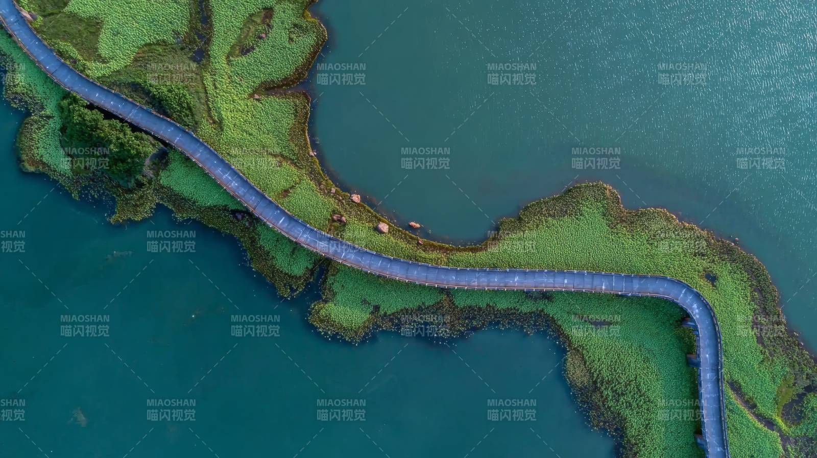 湖畔蜿蜒公路图片