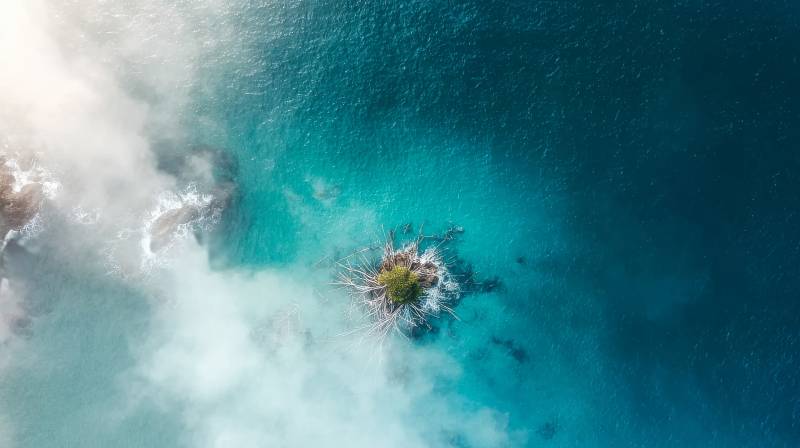 碧海孤岛云雾缭绕图片