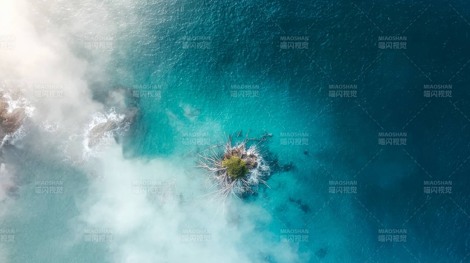 碧海孤岛云雾缭绕图片