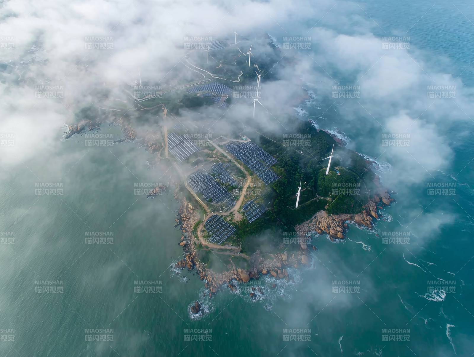 云海中的新能源岛图片