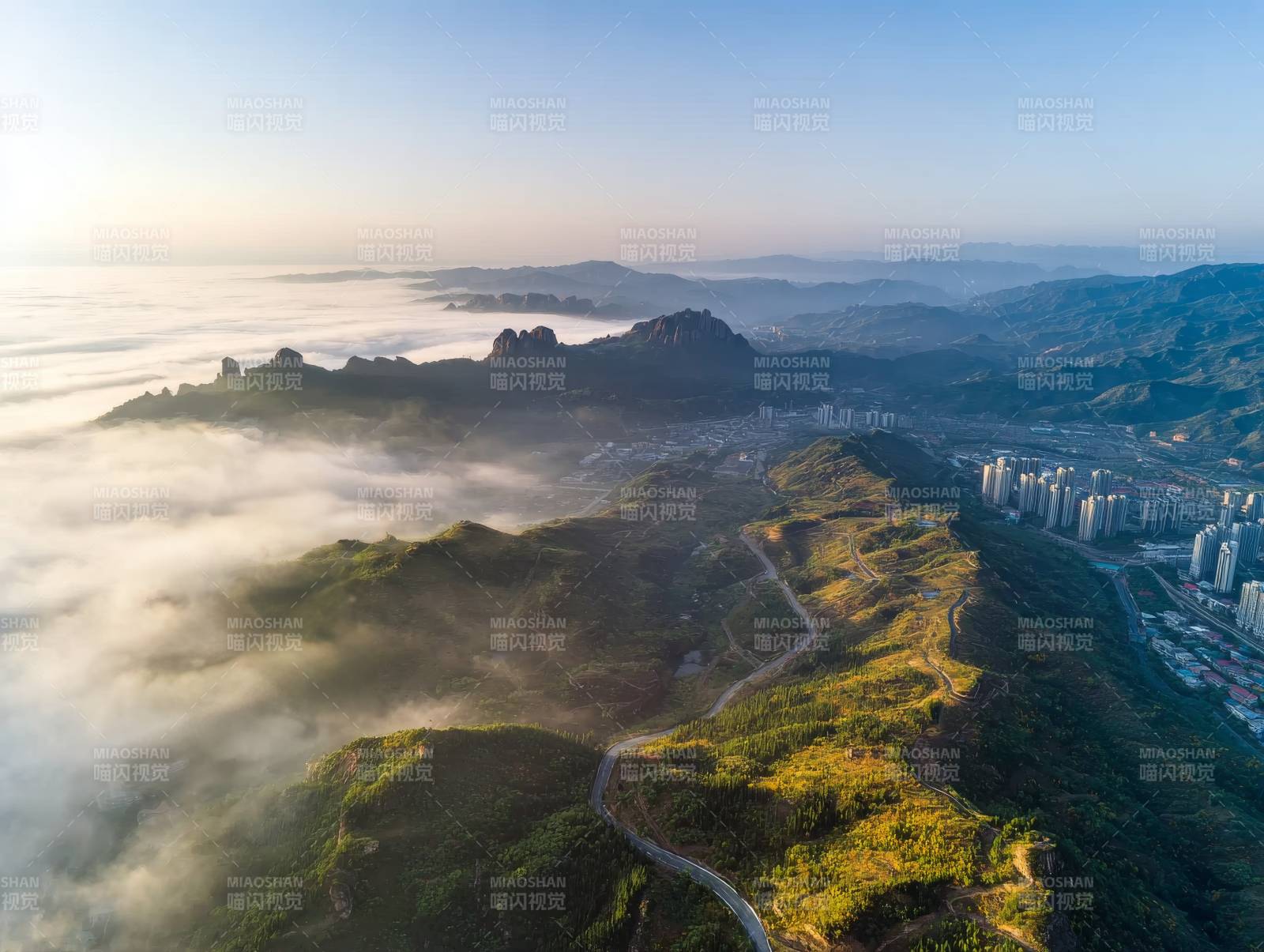 云海山城晨曦图片