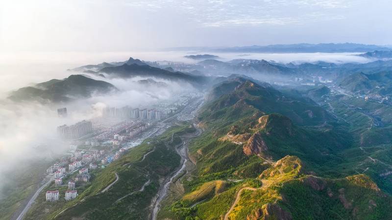 云雾缭绕山城美景图片