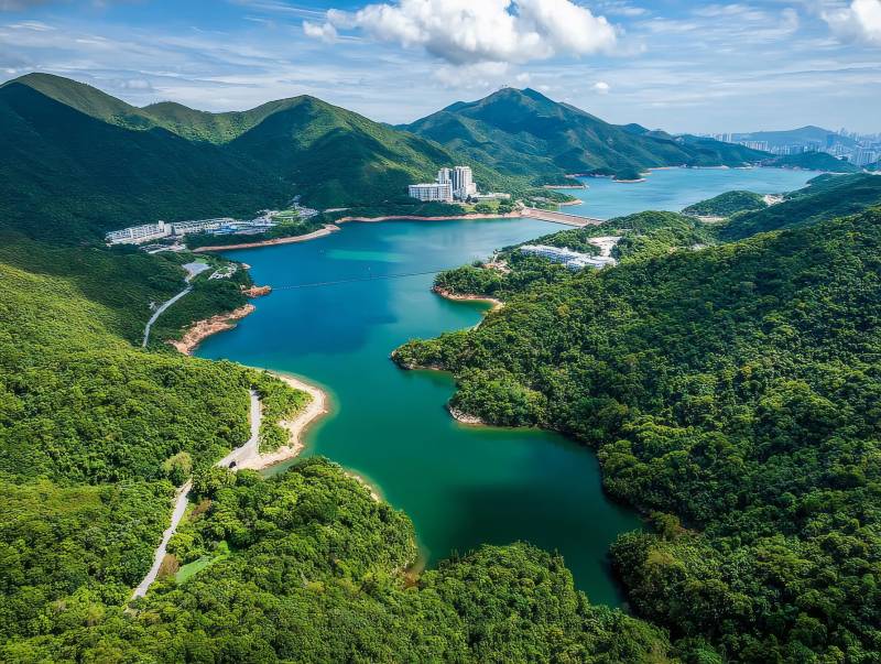 青山碧水绕山间图片