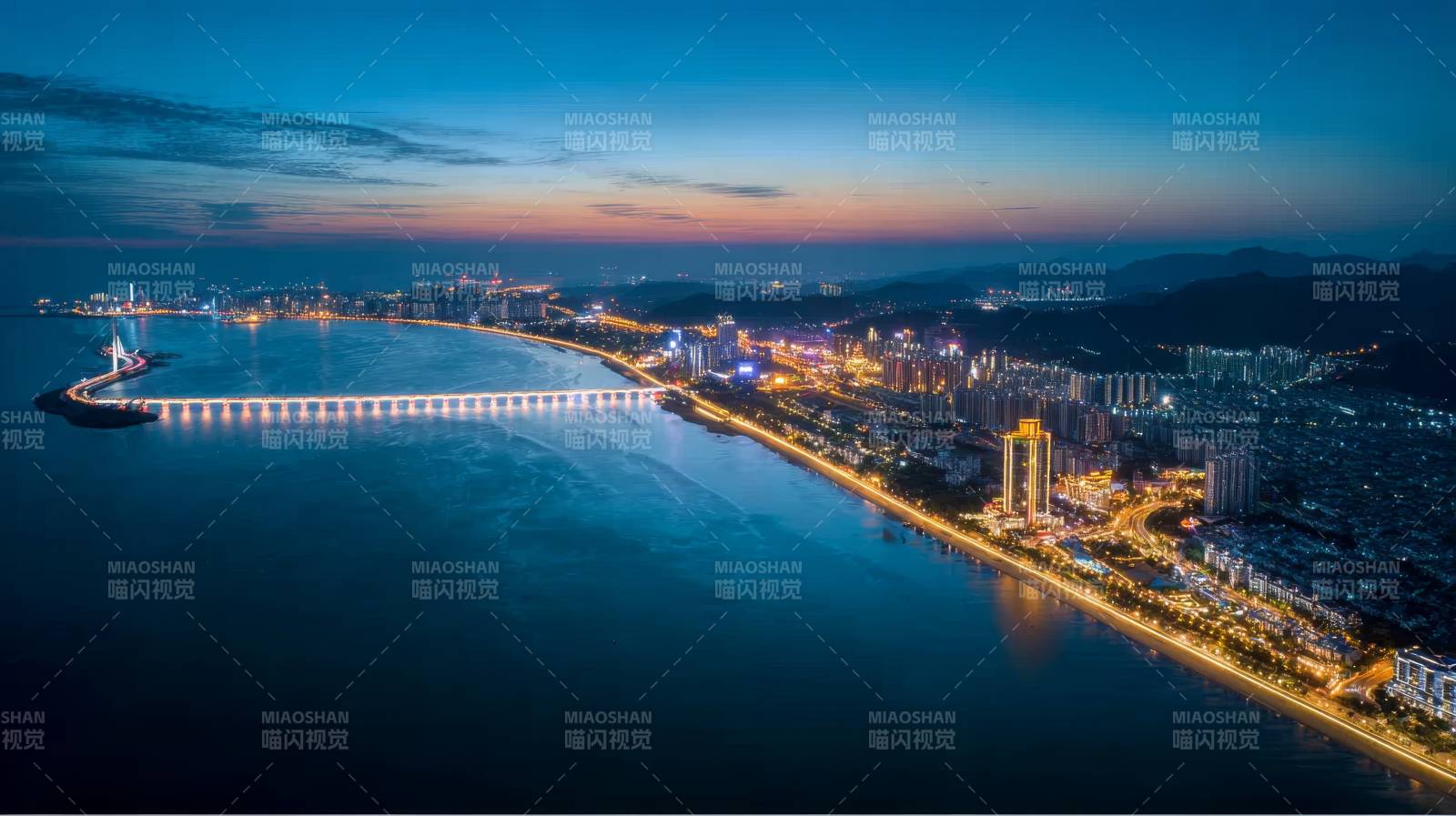 海滨夜景璀璨图片