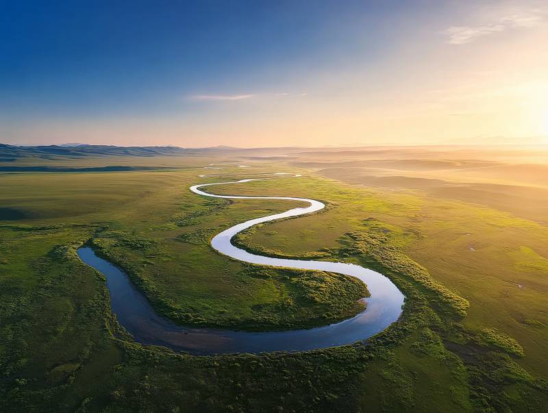 蜿蜒河流映晨光图片