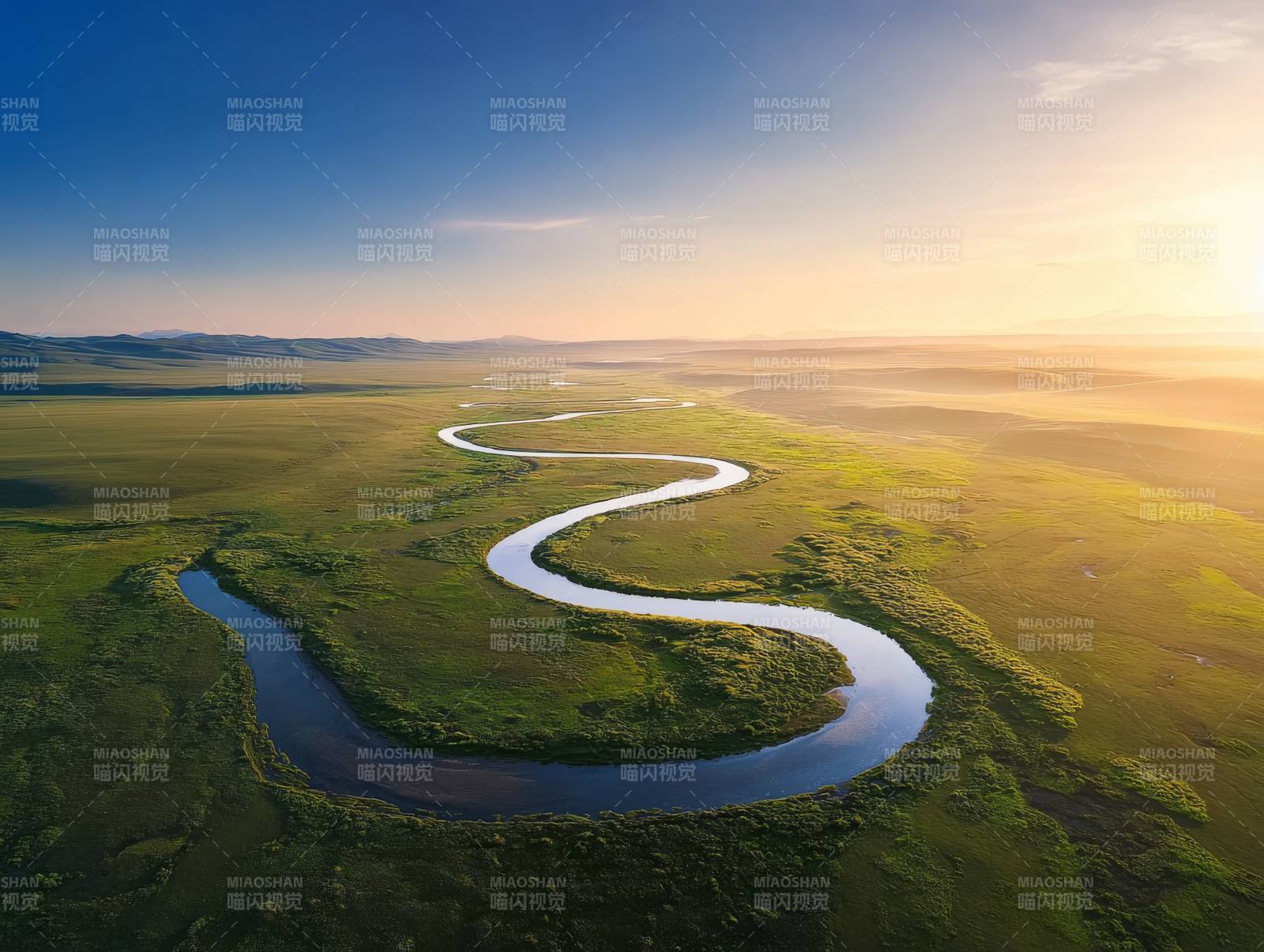 蜿蜒河流映晨光图片