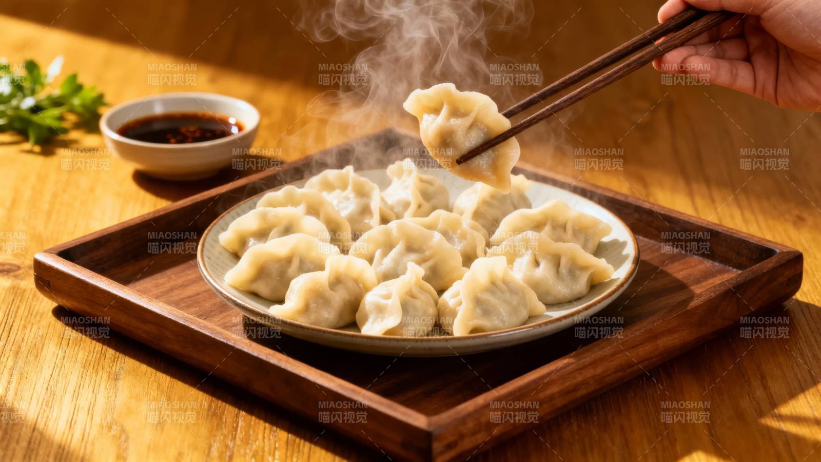 热腾腾的饺子上桌图片