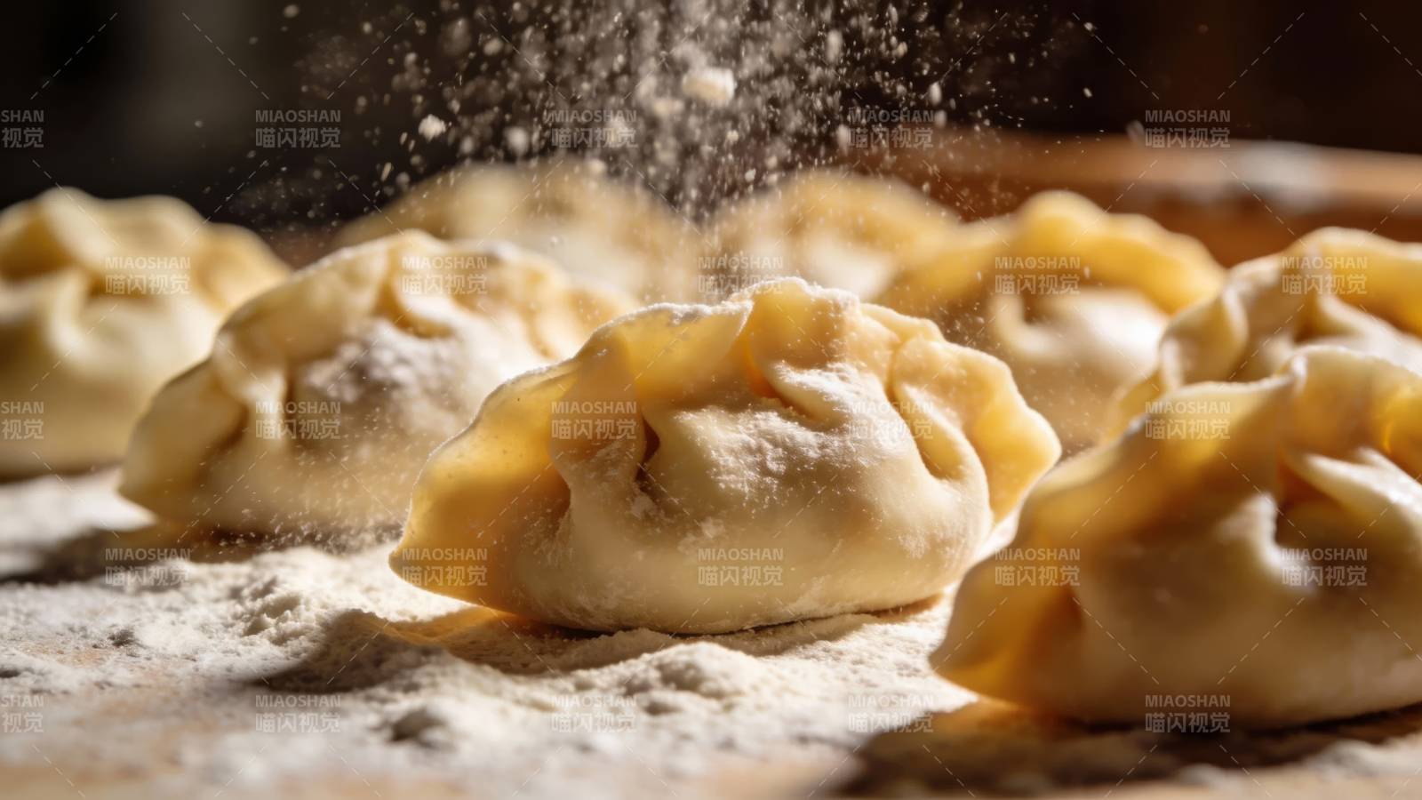 手工饺子撒面粉图片