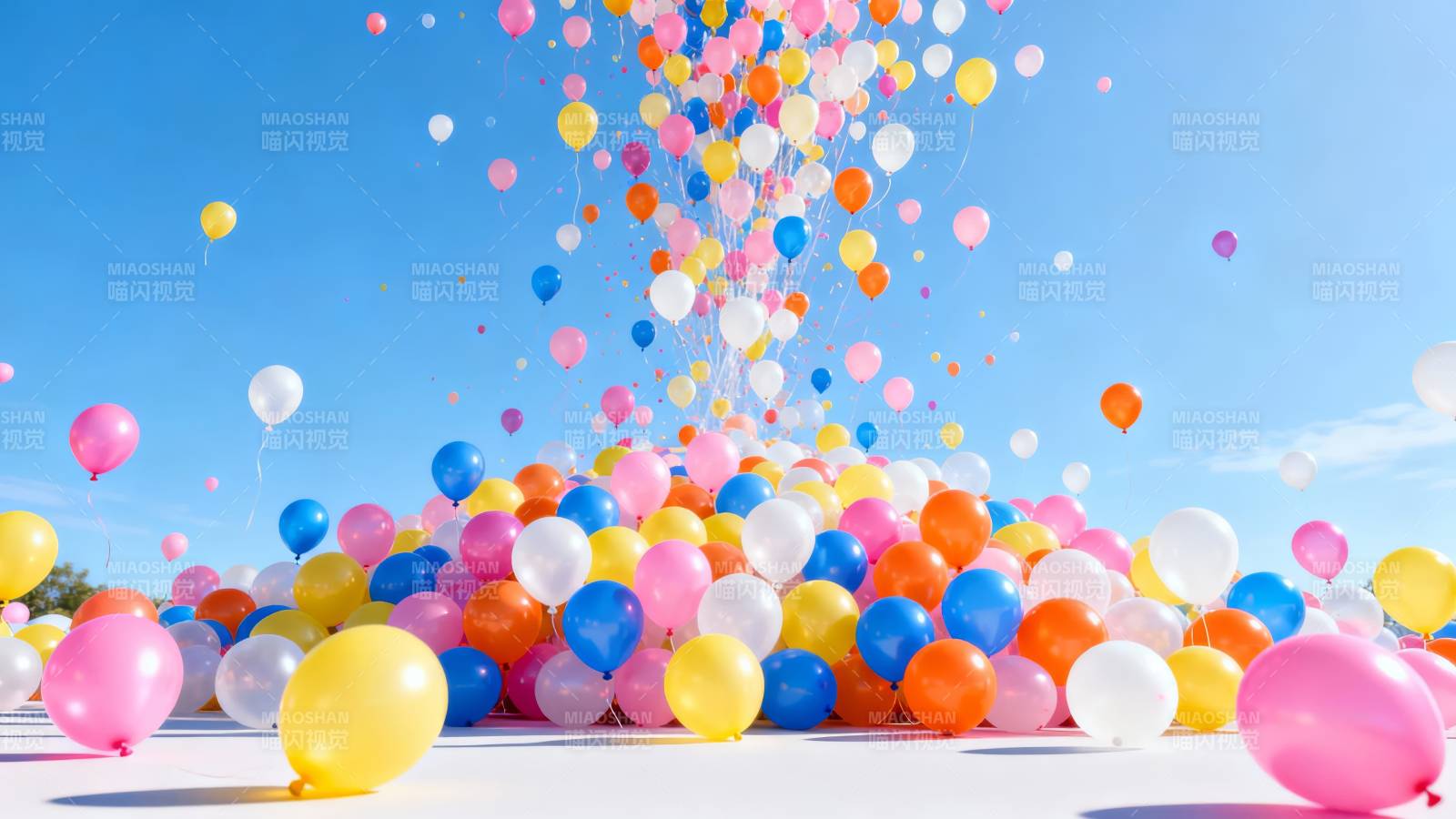 彩色气球飞向蓝天图片